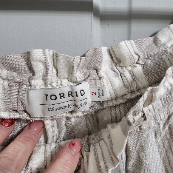 Torrid 5 Inch Pull-On Studio Luxe Ponte Mid-Rise Paperbag Waist Short - Picture 3 of 6